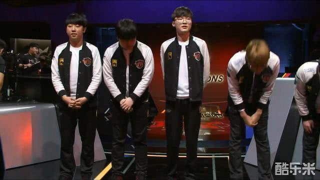 展示了他在 展示了他在